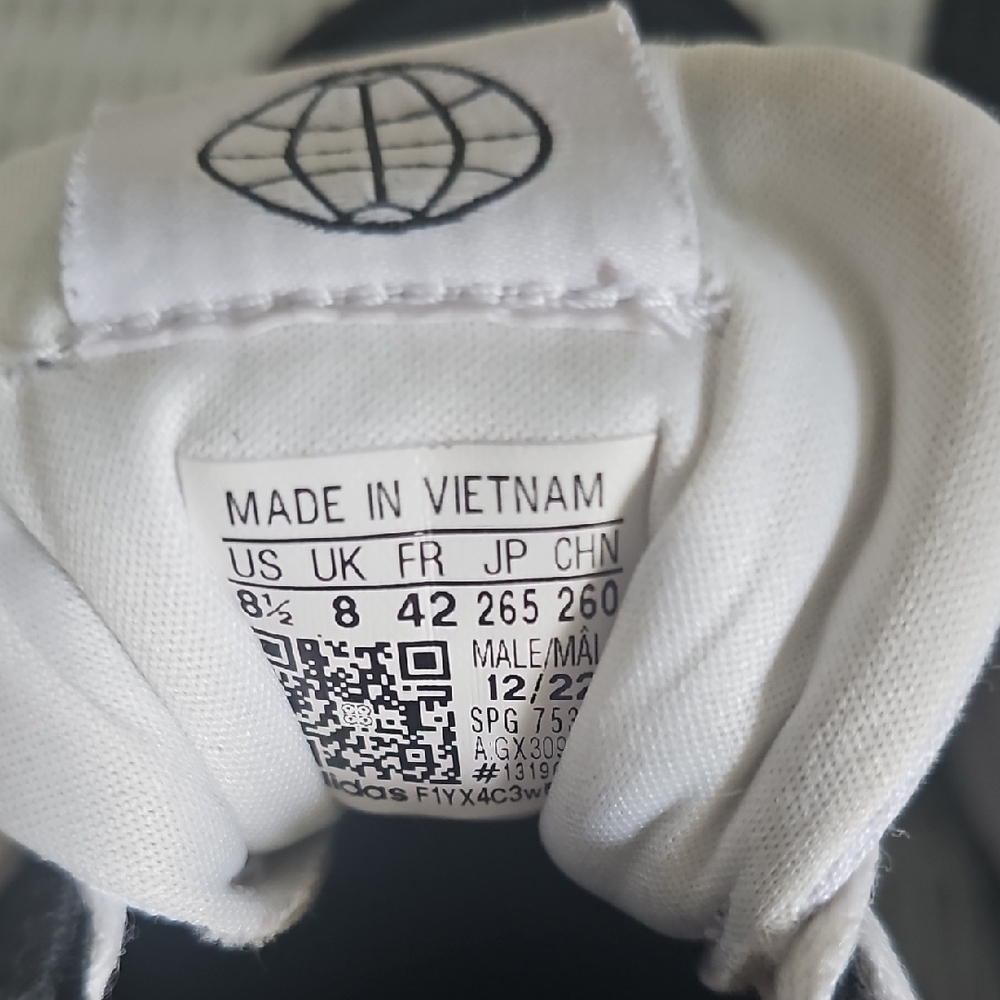 LIKE NEW! Iconic Adidas Classic Black and White Sneakers. M-8.5/W-10. - Picture 2 of 12